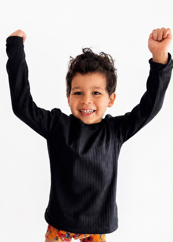 Niño con polera negra de canalé Ameli