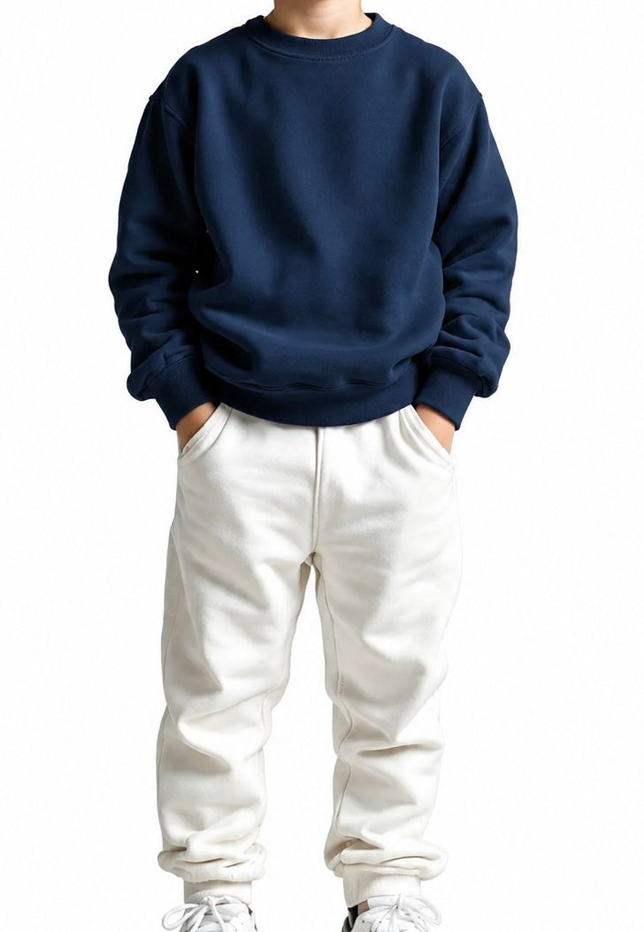 Niño con polera azul marino y pantalón blanco Ameli