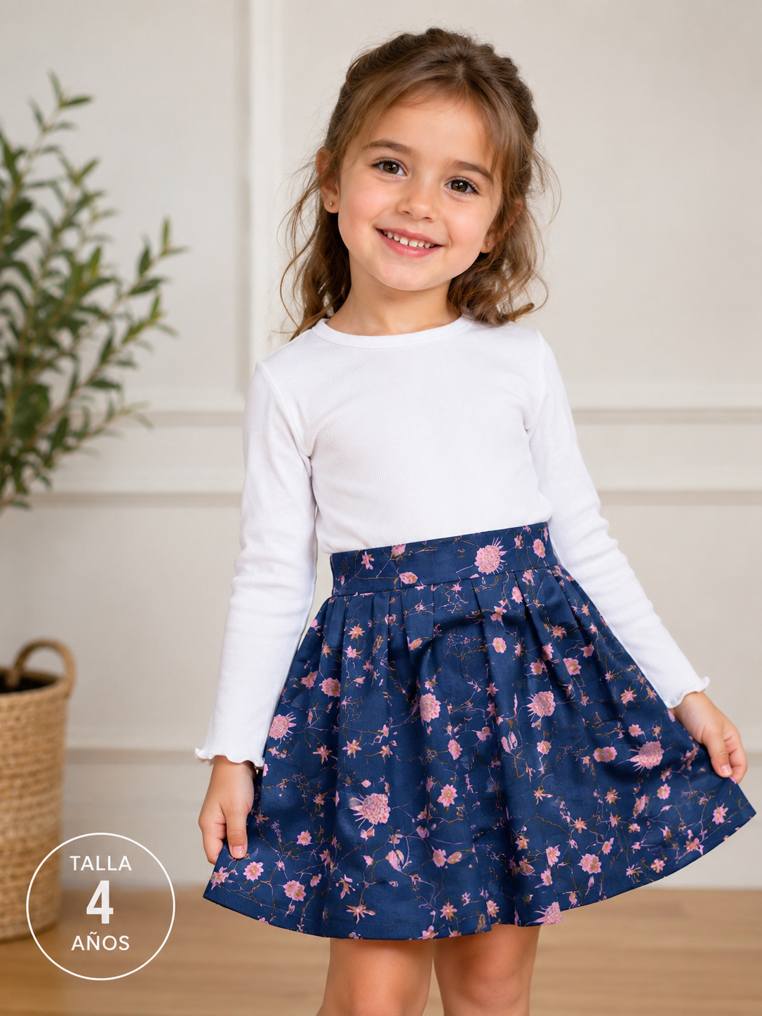 Niña con polera blanca y falda floral Ameli